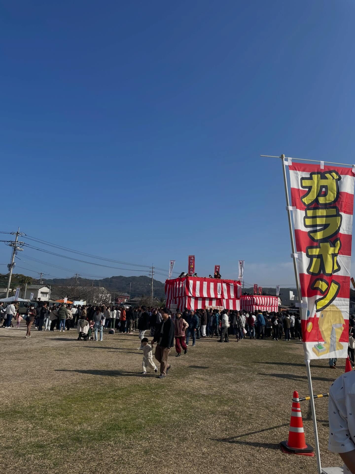 1月18日、周防大島で開催されたまるかじり紅白餅まき合戦では