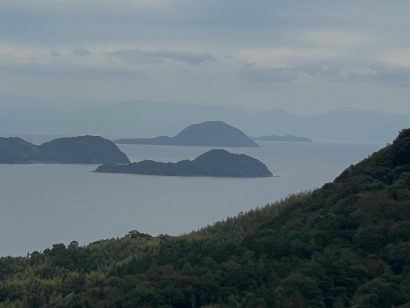 気温8度の肌寒い朝ですが、晴天が広がる中、ちょっとした霞が風