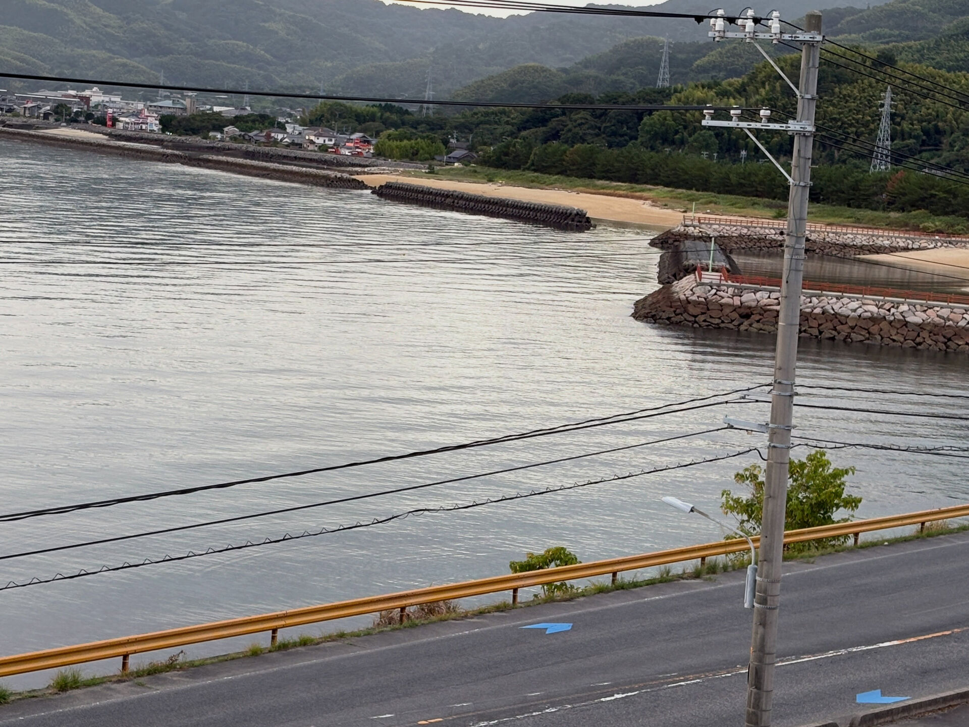 穏やかな朝が続いた後、急に大雨が降り出し、驚かされることもあ